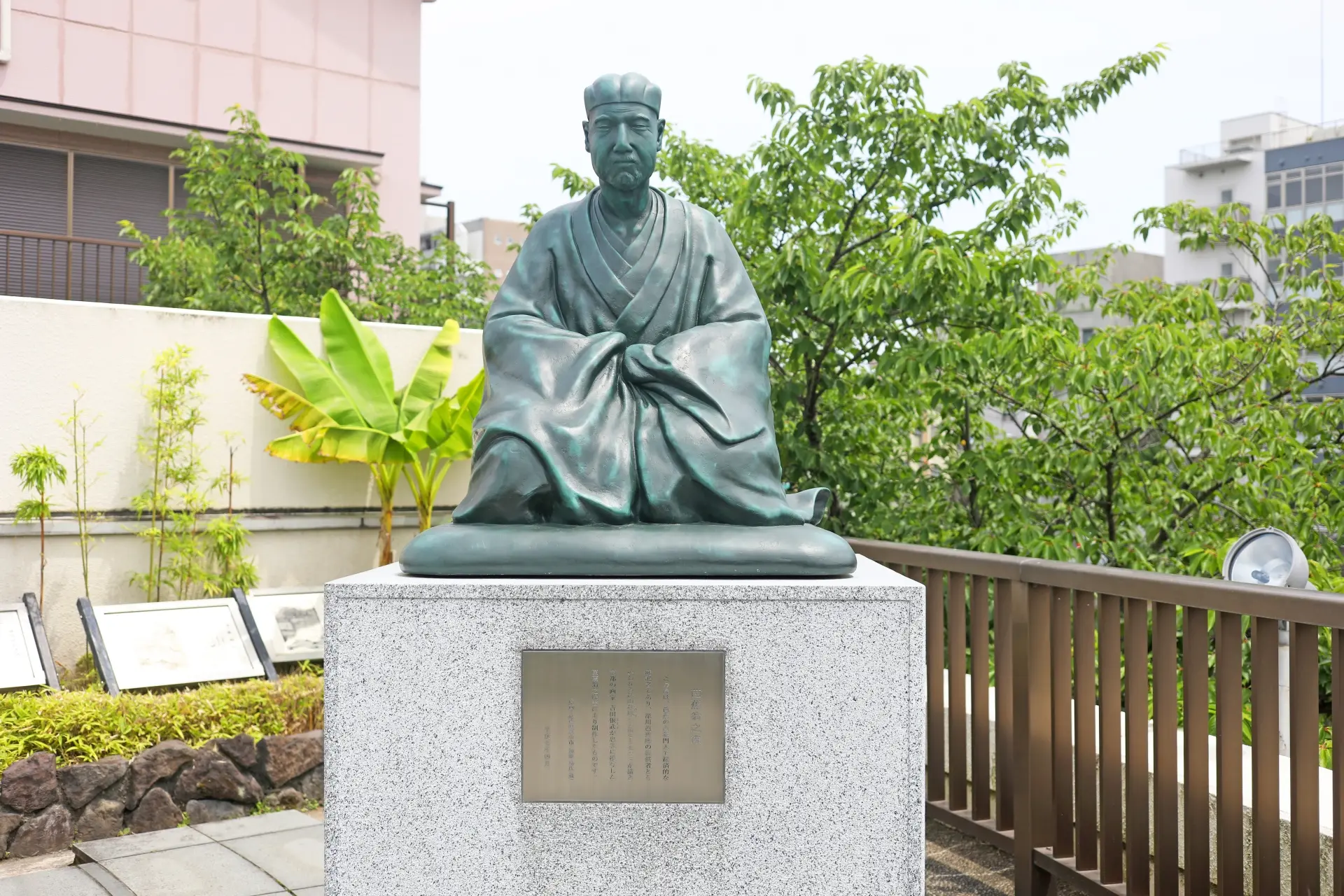 芭蕉庵史跡展望庭園にある松尾芭蕉像