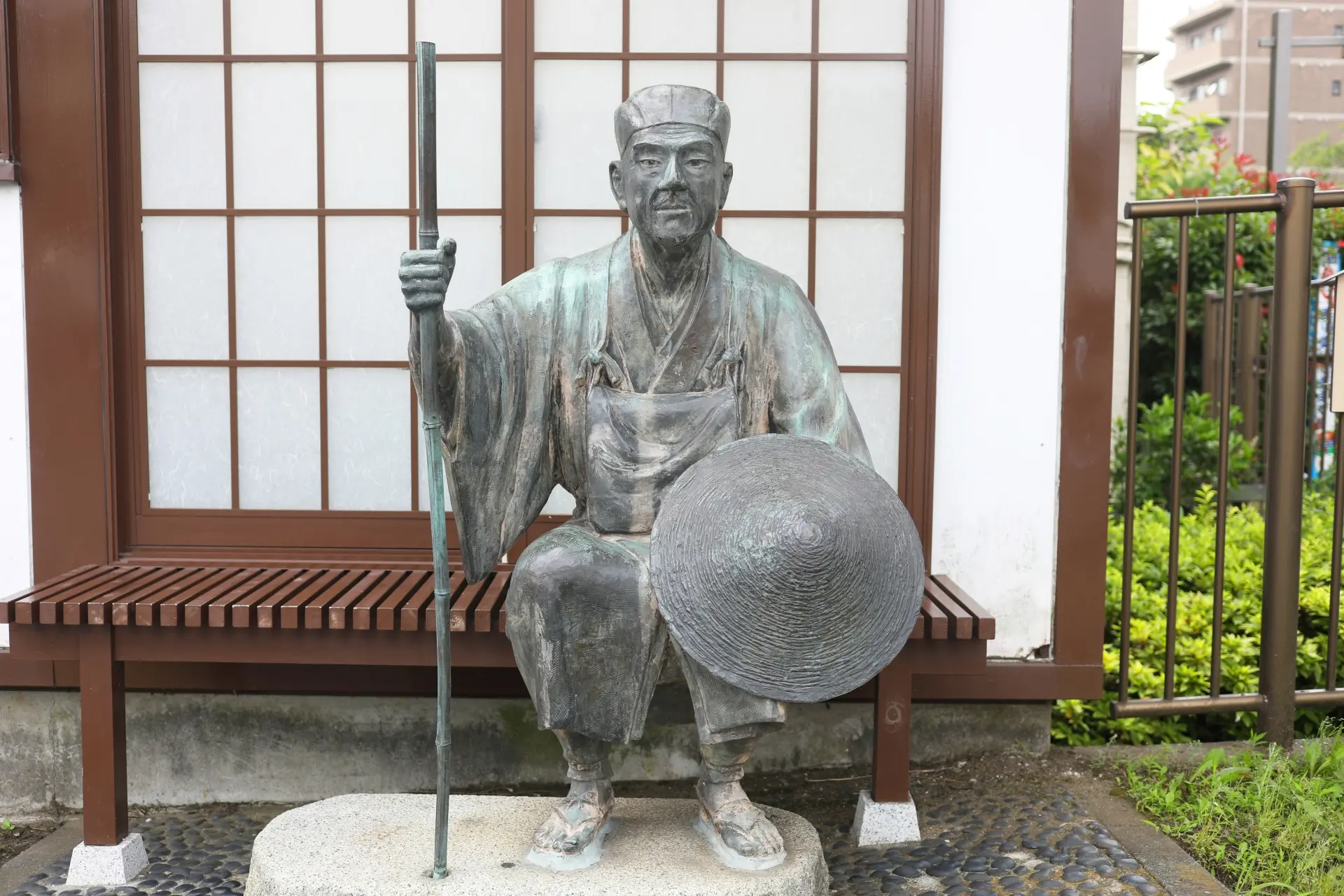 採荼庵跡にある旅姿の松尾芭蕉像