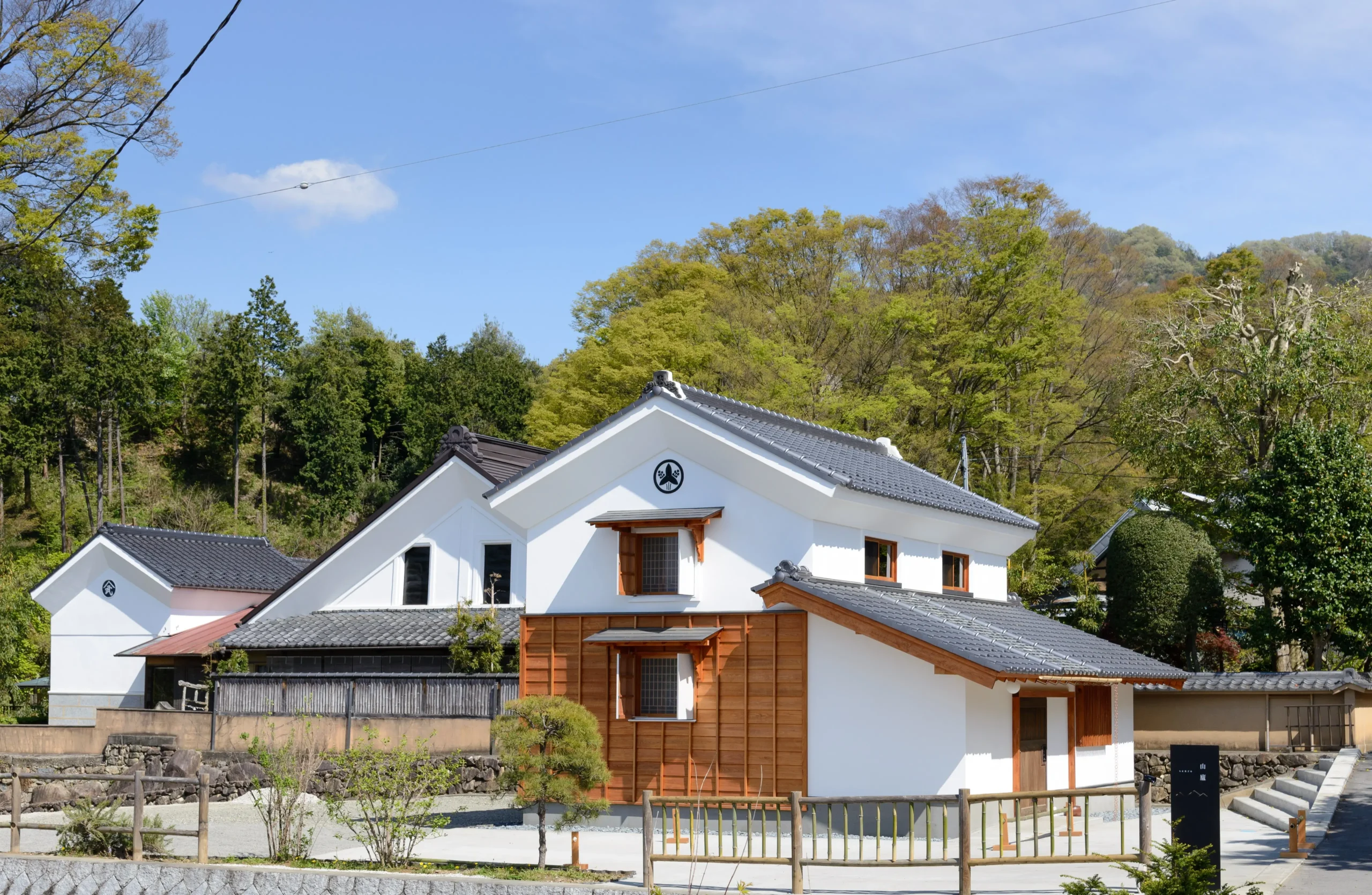 山廬の俳諧堂と飯田蛇笏・龍太が暮らした主屋