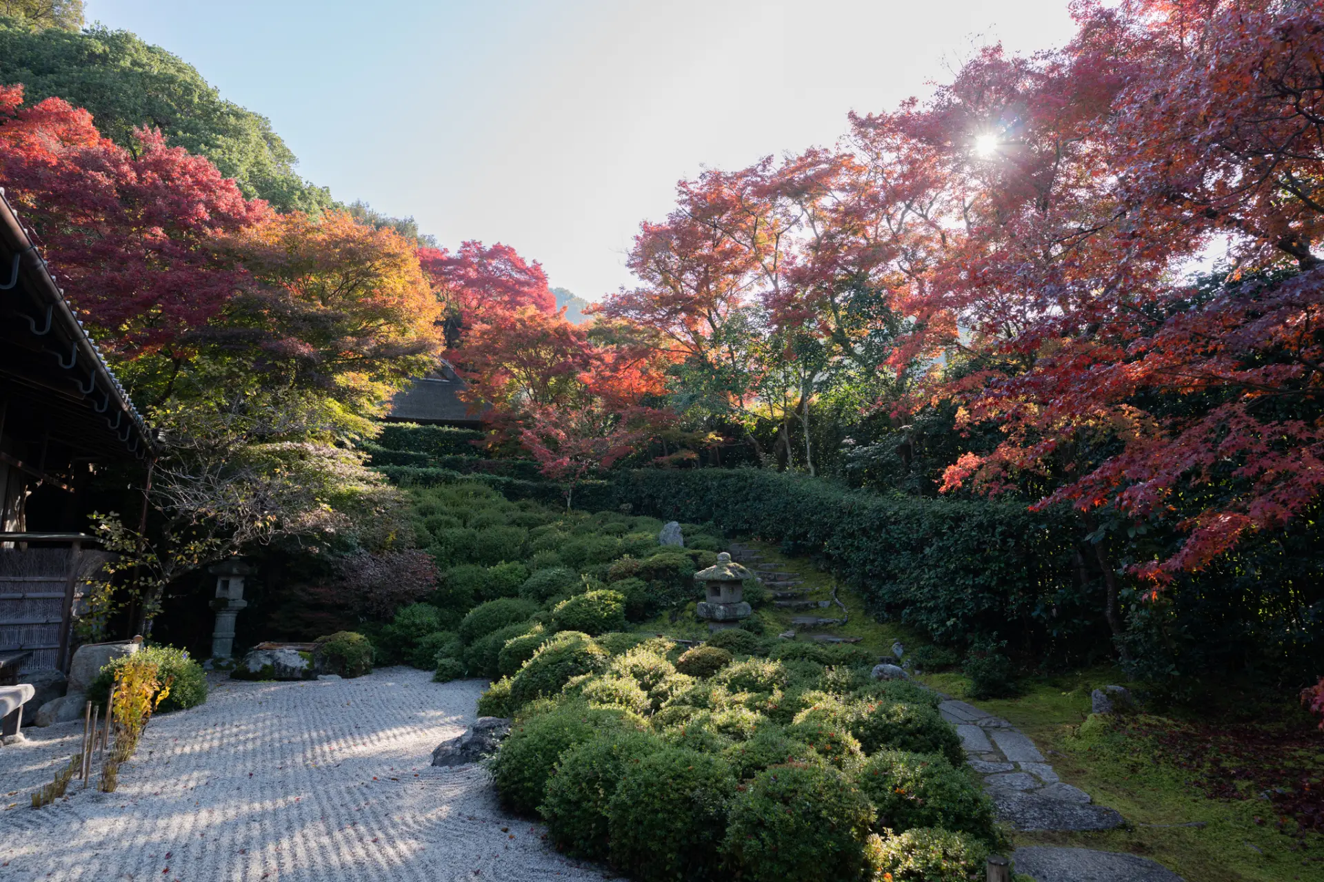 白砂と皐月の築山が広がる京都・金福寺の庭園