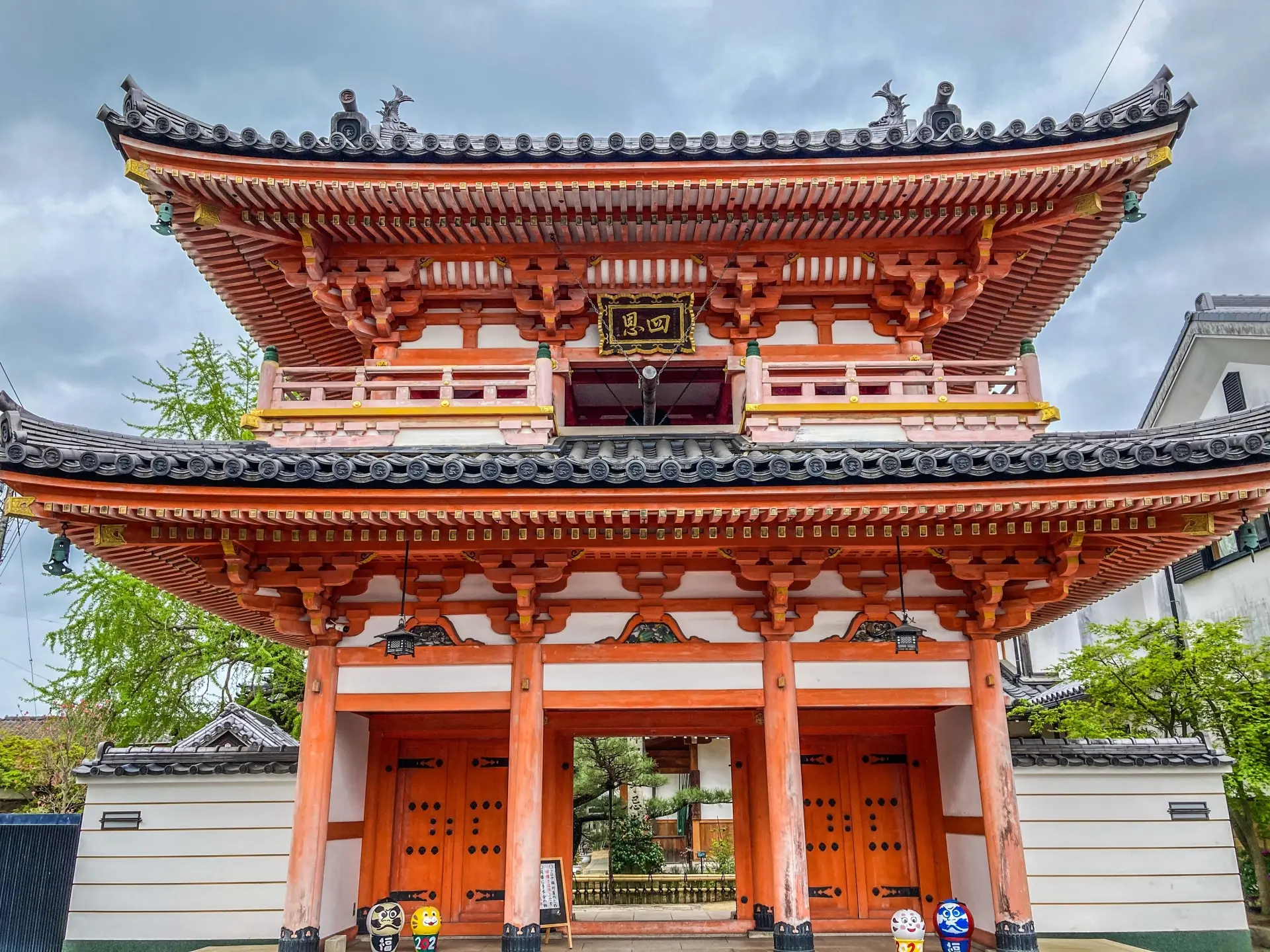 香川県土庄町にある西光寺の朱色の山門