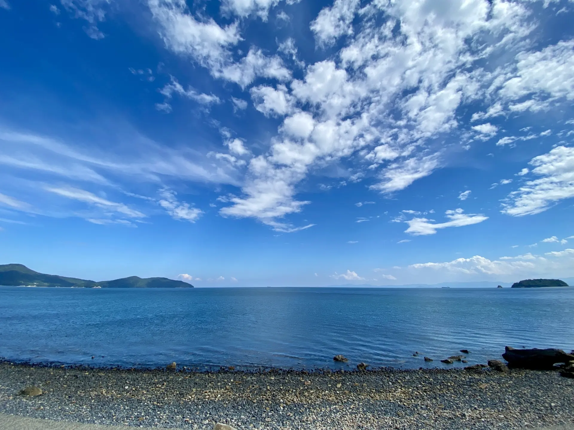 小豆島から望む青空と穏やかな瀬戸内海