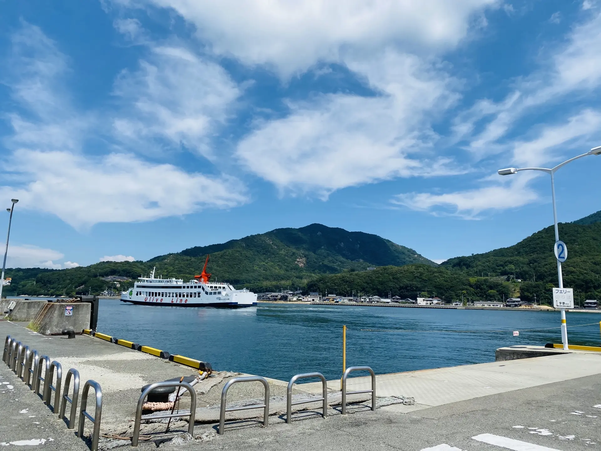 小豆島・土庄港に停泊するフェリーと瀬戸内海