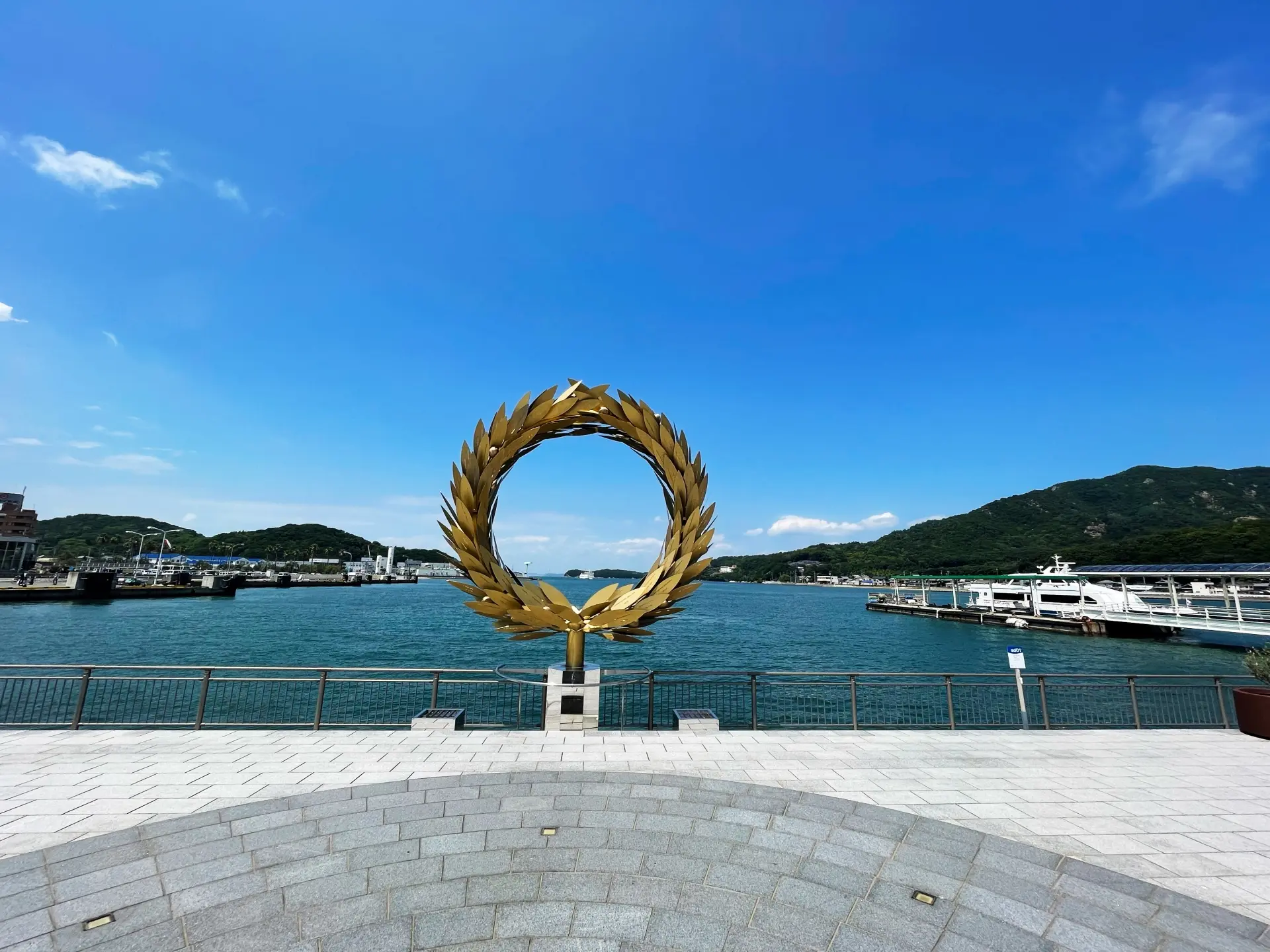 土庄港の「太陽の贈り物」と青い瀬戸内海