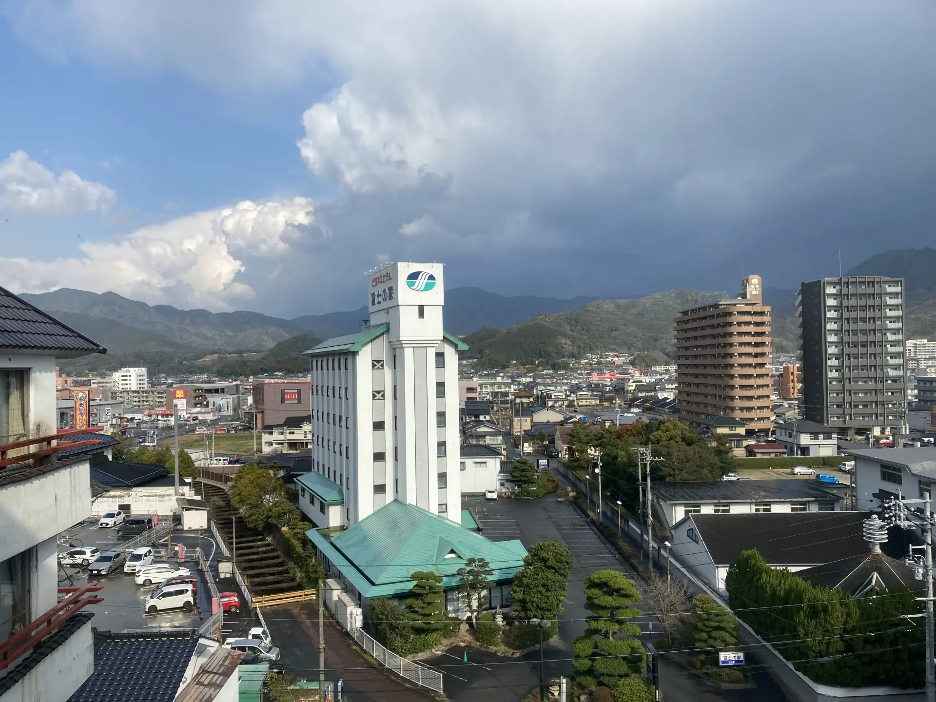 山口市の湯田温泉に広がる温泉街の風景
